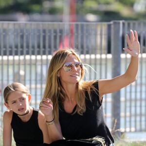 Heidi Klum se promène avec ses enfants Leni, Henry, Johan et Lou sur les rives de l'Hudson River à New York, après avoir dîné au Bar Pitti. Le 9 juin 2016