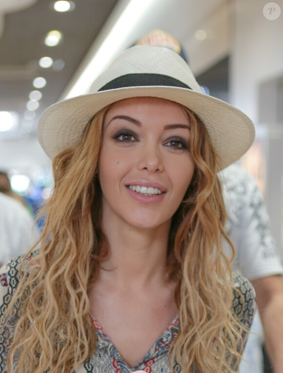 Nabilla Benattia dédicace son livre "Trop Vite" dans une galerie commerciale Auchan à Petite-Forêt dans le Nord le 8 juin 2016. © Stéphane Vansteenkiste / Bestimage