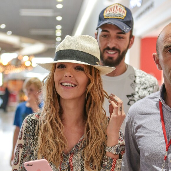 Nabilla Benattia dédicace son livre "Trop Vite" dans une galerie commerciale Auchan à Petite-Forêt dans le Nord le 8 juin 2016. © Stéphane Vansteenkiste / Bestimage