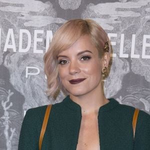 Lily Allen au Photocall lors du vernissage de l'exposition Chanel "Mademoiselle Privé" à la Galerie Saatchi à Londres, le 12 octobre 2015.