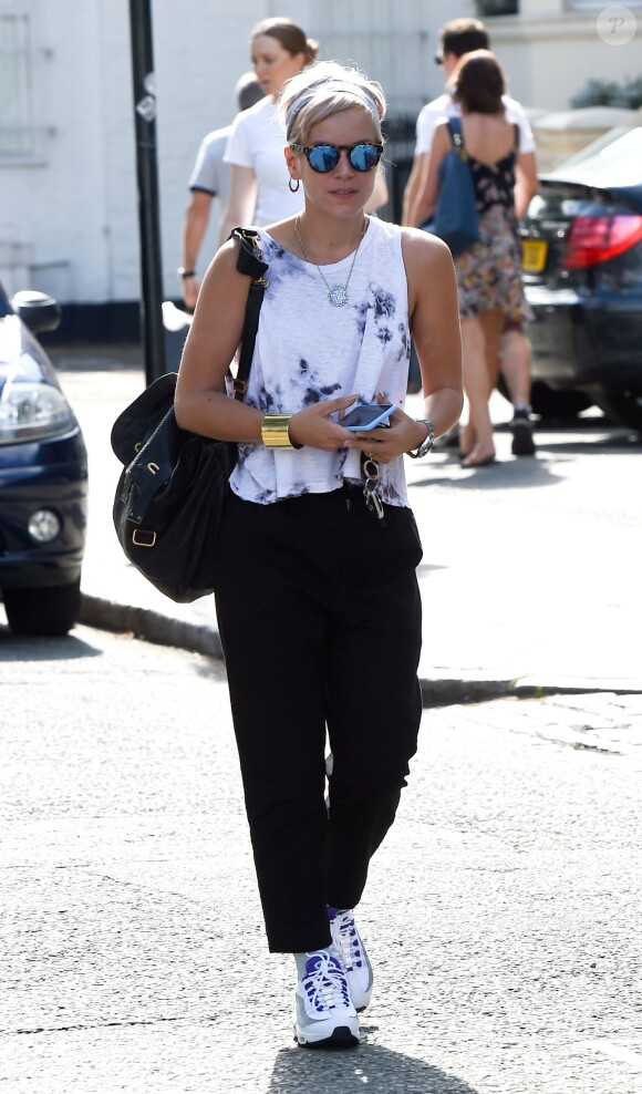 Exclusif - Lily Allen se promène dans le quartier de Primrose Hill à Londres, le 21 août 2015.