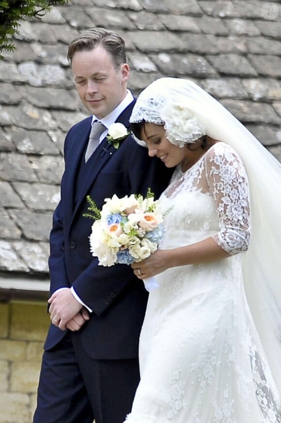 Lily Allen et son mari Sam Cooper à leur sortie de l'église St James le jour de leur mariage, le 26 novembre 2011