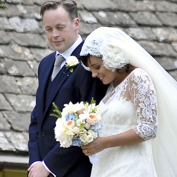 Lily Allen et son mari Sam Cooper à leur sortie de l'église St James le jour de leur mariage, le 26 novembre 2011