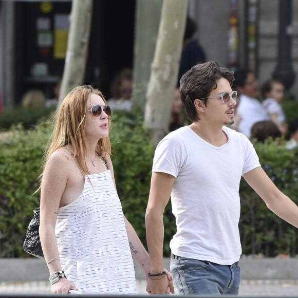 Lindsay Lohan et son compagnon Egor Tarabasov se promènent dans les rues de Madrid. Le 10 juin 2016