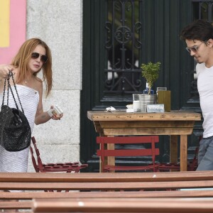 Lindsay Lohan et son compagnon Egor Tarabasov se promènent dans les rues de Madrid. Le 10 juin 2016