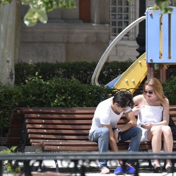 Lindsay Lohan et son compagnon Egor Tarabasov se promènent dans les rues de Madrid. Le 10 juin 2016