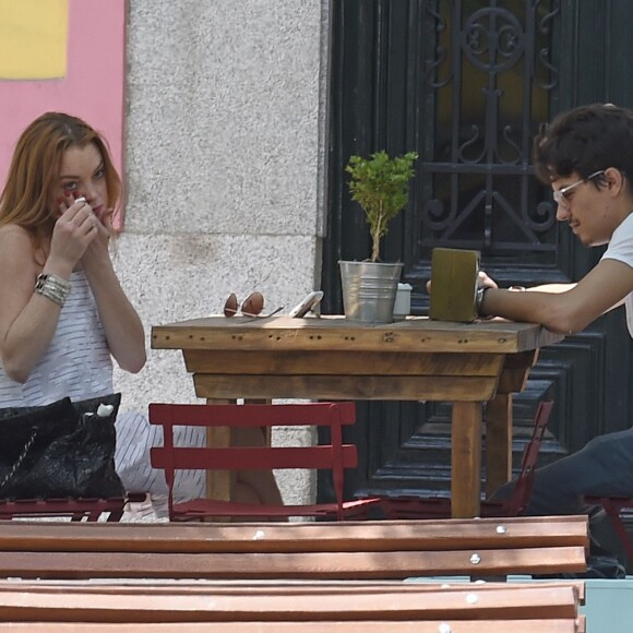 Lindsay Lohan et son compagnon Egor Tarabasov se promènent dans les rues de Madrid. Le 10 juin 2016