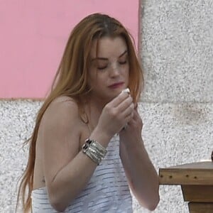 Lindsay Lohan et son compagnon Egor Tarabasov se promènent dans les rues de Madrid. Le 10 juin 2016