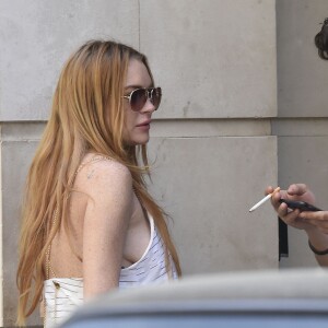 Lindsay Lohan et son compagnon Egor Tarabasov se promènent dans les rues de Madrid. Le 10 juin 2016