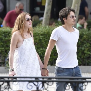 Lindsay Lohan et son compagnon Egor Tarabasov se promènent dans les rues de Madrid. Le 10 juin 2016