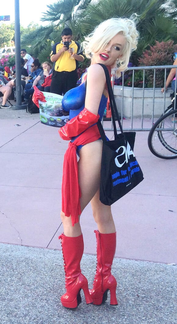 La starlette Courtney Stodden milite pour la PETA au Comic Con 2015 le 10 juillet 2015.