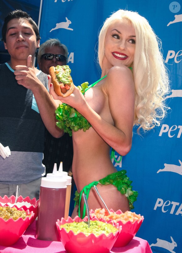Courtney Stodden fait la promotion des "Pink's Hot Dogs New Veggie Dogs" lors d'un evenement pour la PETA a Hollywood, le 31 juillet 2013.