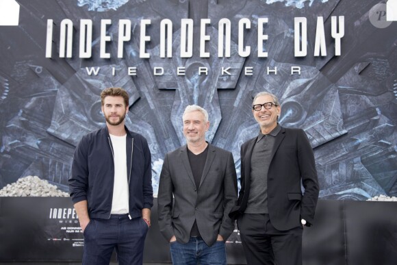 Liam Hemsworth, Roland Emmerich et Jeff Goldblum - L'équipe du film "Independence Day" pose lors d'un photocall à Berlin, le 9 juin 2016. © Future-Image via ZUMA Press/Bestimage