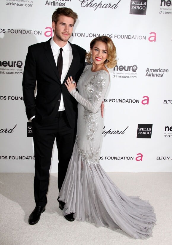 Liam Hemsworth et Miley Cyrus à la 20e soirée annuelle Elton John AIDS Foundation Academy Awards, le 26 février 2012