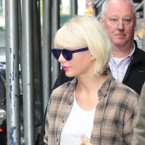 Taylor Swift se promène sous la pluie dans les rues de New York, le 1er mai 2016