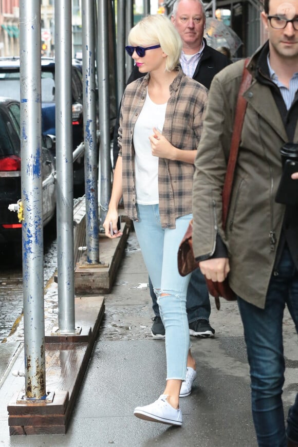 Taylor Swift se promène sous la pluie dans les rues de New York, le 1er mai 2016