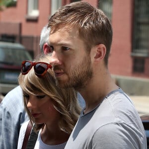 Taylor Swift et son petit-ami Calvin Harris sortent d'un restaurant à New York, le 28 mai 2015.