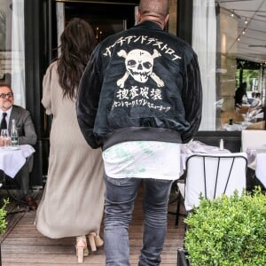 Kim Kardashian et son mari Kanye West arrivent au restaurant "L'Avenue" à Paris, le 13 juin 2016.