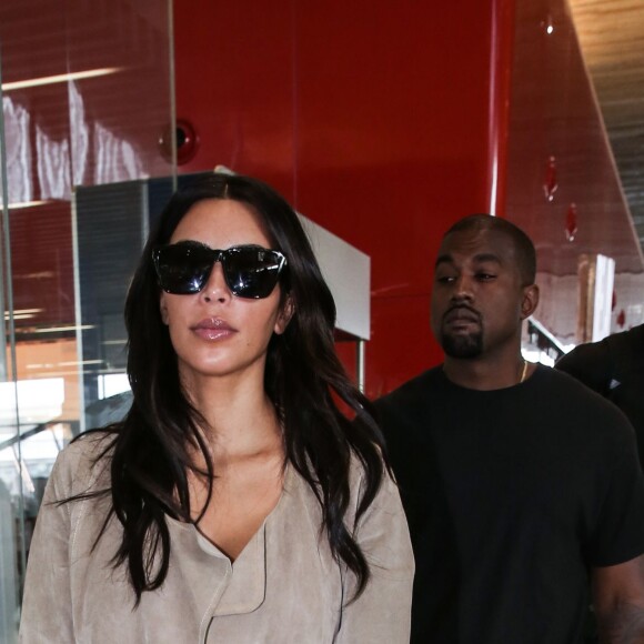 Kim Kardashian et Kanye West quittent Paris pour Los Angeles à l'aéroport de Roissy-Charles-de-Gaulle le 14 juin 2016.