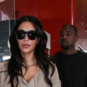 Kim Kardashian et Kanye West quittent Paris pour Los Angeles à l'aéroport de Roissy-Charles-de-Gaulle le 14 juin 2016.