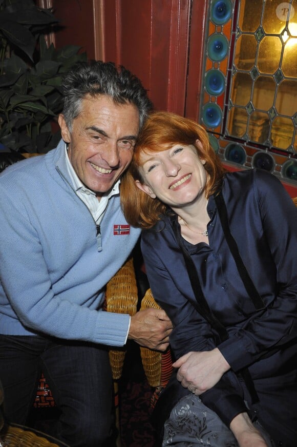 Gérard Holtz et son épouse Muriel à Paris le 5 mars 2012. 