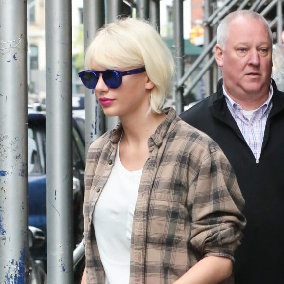 Taylor Swift se promène sous la pluie dans les rues de New York, le 1er mai 2016