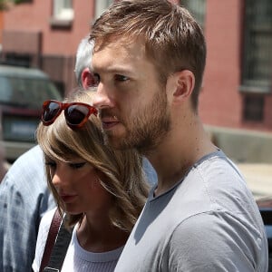 Taylor Swift et son petit-ami Calvin Harris sortent d'un restaurant à New York, le 28 mai 2015.