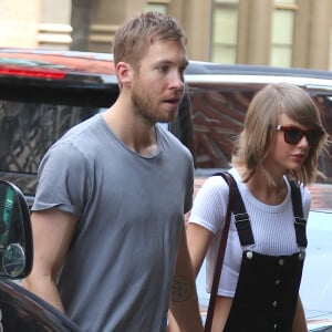 Taylor Swift et son petit-ami Calvin Harris sortent d'un restaurant à New York, le 28 mai 2015.