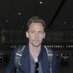 Tom Hiddleston arrive à l'aéroport de Los Angeles, le 31 mai 2016.