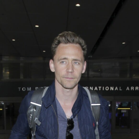 Tom Hiddleston arrive à l'aéroport de Los Angeles, le 31 mai 2016.