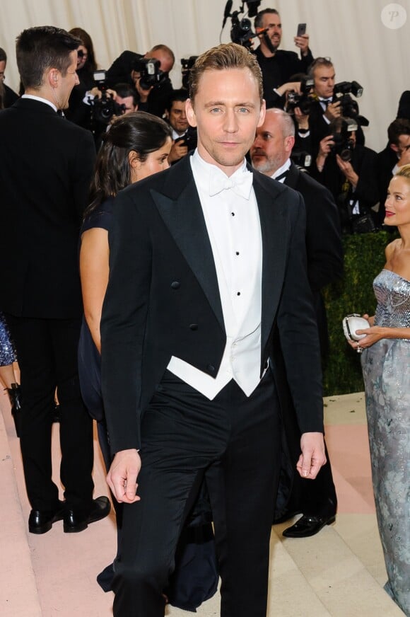 Tom Hiddleston (habillé en Ralph Lauren) - Soirée Costume Institute Benefit Gala 2016 (Met Ball) sur le thème de "Manus x Machina" au Metropolitan Museum of Art à New York, le 2 mai 2016.