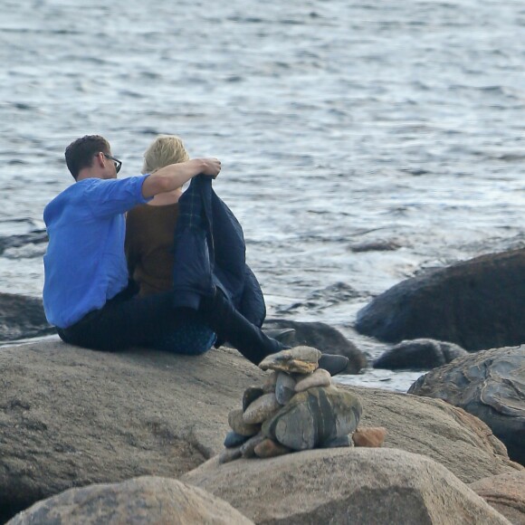 Exclusif - Taylor Swift et son nouveau compagnon Tom Hiddleston, de 10 ans son aîné, passent un moment assis sur les rochers, en amoureux, face à la mer. Les 2 tourtereaux s'enlacent, s'embrassent et posent pour quelques selfies. Westerly, Rhode Island, le 13 juin 2016.