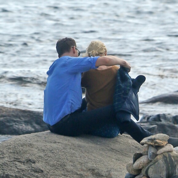 Exclusif - Taylor Swift et son nouveau compagnon Tom Hiddleston, de 10 ans son aîné, passent un moment assis sur les rochers, en amoureux, face à la mer. Les 2 tourtereaux s'enlacent, s'embrassent et posent pour quelques selfies. Westerly, Rhode Island, le 13 juin 2016.