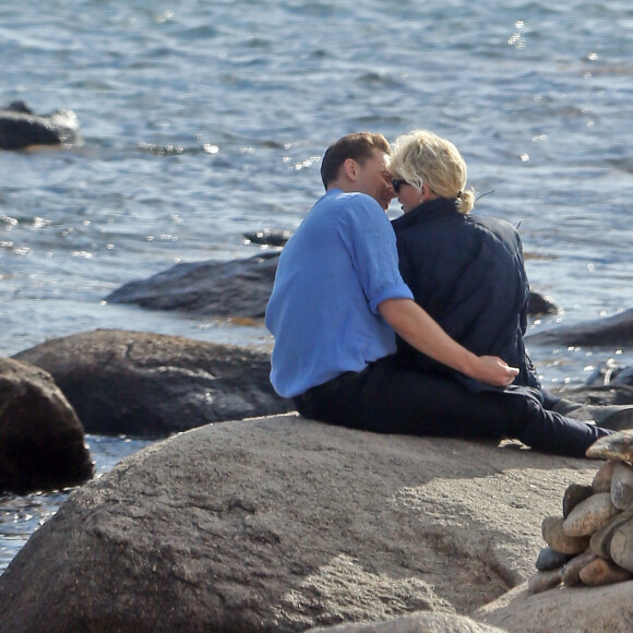 Exclusif - Taylor Swift et son nouveau compagnon Tom Hiddleston, de 10 ans son aîné, passent un moment assis sur les rochers, en amoureux, face à la mer. Les 2 tourtereaux s'enlacent, s'embrassent et posent pour quelques selfies. Westerly, Rhode Island, le 13 juin 2016.