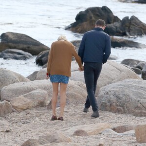 Exclusif - Taylor Swift et son nouveau compagnon Tom Hiddleston, de 10 ans son aîné, passent un moment assis sur les rochers, en amoureux, face à la mer. Les 2 tourtereaux s'enlacent, s'embrassent et posent pour quelques selfies. Westerly, Rhode Island, le 13 juin 2016.