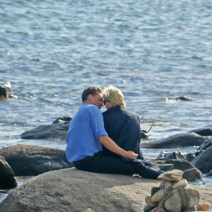 Exclusif - Taylor Swift et son nouveau compagnon Tom Hiddleston, de 10 ans son aîné, passent un moment assis sur les rochers, en amoureux, face à la mer. Les 2 tourtereaux s'enlacent, s'embrassent et posent pour quelques selfies. Westerly, Rhode Island, le 13 juin 2016.