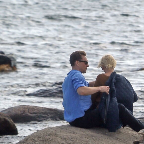 Exclusif - Taylor Swift et son nouveau compagnon Tom Hiddleston, de 10 ans son aîné, passent un moment assis sur les rochers, en amoureux, face à la mer. Les 2 tourtereaux s'enlacent, s'embrassent et posent pour quelques selfies. Westerly, Rhode Island, le 13 juin 2016.