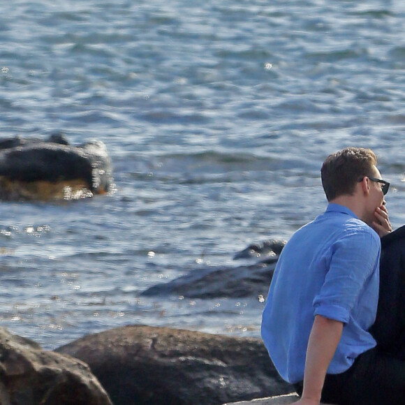Exclusif - Taylor Swift et son nouveau compagnon Tom Hiddleston, de 10 ans son aîné, passent un moment assis sur les rochers, en amoureux, face à la mer. Les 2 tourtereaux s'enlacent, s'embrassent et posent pour quelques selfies. Westerly, Rhode Island, le 13 juin 2016.