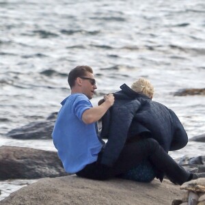 Exclusif - Taylor Swift et son nouveau compagnon Tom Hiddleston, de 10 ans son aîné, passent un moment assis sur les rochers, en amoureux, face à la mer. Les 2 tourtereaux s'enlacent, s'embrassent et posent pour quelques selfies. Westerly, Rhode Island, le 13 juin 2016.