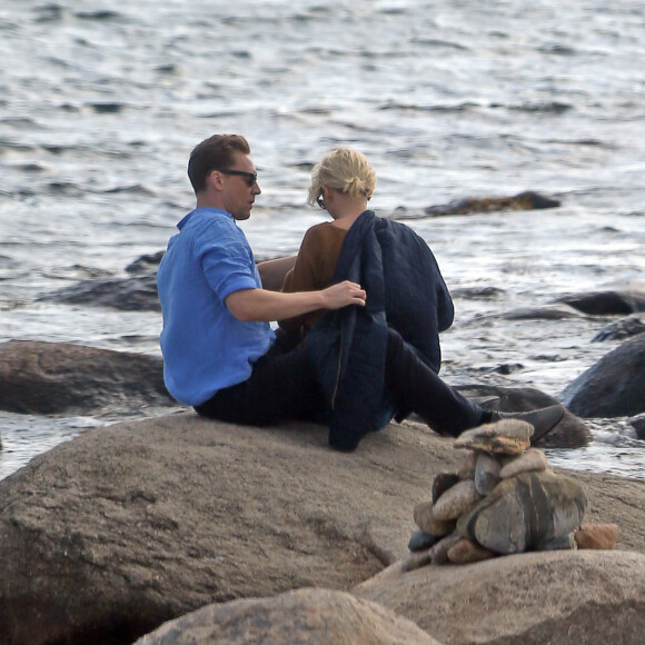 Exclusif - Taylor Swift et son nouveau compagnon Tom Hiddleston, de 10 ans son aîné, passent un moment assis sur les rochers, en amoureux, face à la mer. Les 2 tourtereaux s'enlacent, s'embrassent et posent pour quelques selfies. Westerly, Rhode Island, le 13 juin 2016.
