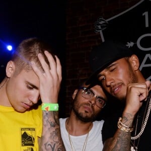 Exclusif - Lewis Hamilton (gagnant du Grand Prix de Formule 1) et Justin Bieber arrosent la foule de champagne avec Richie Akiva, le patron du club, au "F1 OAK Monaco Pop Up" du Fairmont Monte Carlo à Monaco, le 29 mai 2016. © Rachid Bellak/Bestimage