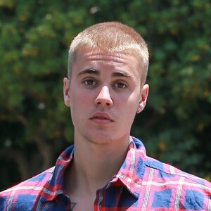 Justin Bieber salue et pose pour les photographes dans les rues de Los Angeles, le 27 mai 2016