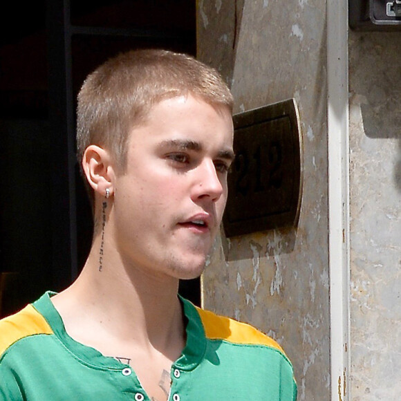 Justin Bieber se promène, les cheveux très courts, dans les rues de Los Angeles, le 20 mai 2016