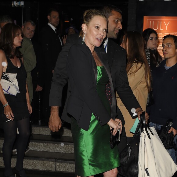 Kate Moss quitte le Ronnie Scott's Jazz Club à l'issue de la soirée "Extravaganza" pour les 10 ans de "The Hoping Foundation". Londres, le 16 juin 2016.