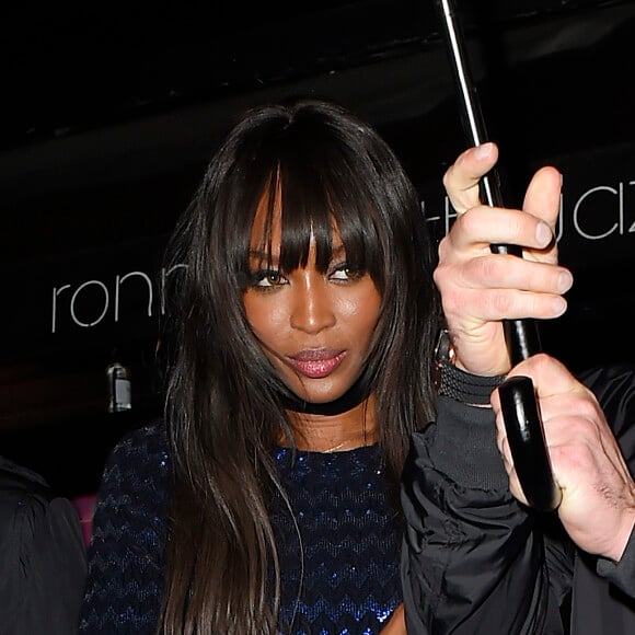 Naomi Campbell quitte le Ronnie Scott's Jazz Club à l'issue de la soirée "Extravaganza" pour les 10 ans de "The Hoping Foundation". Londres, le 16 juin 2016.