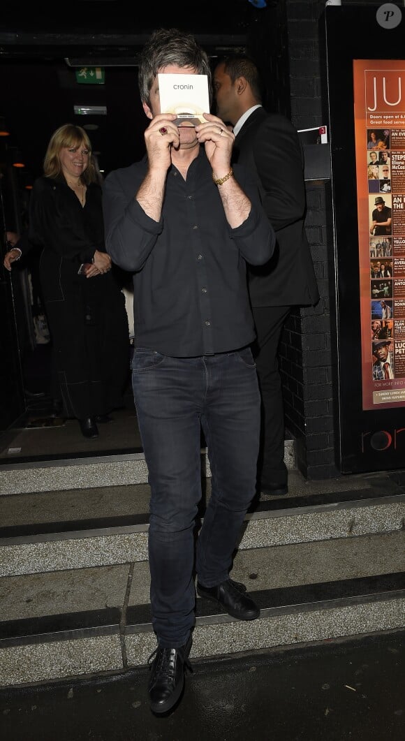 Noel Gallagher quitte le Ronnie Scott's Jazz Club à l'issue de la soirée "Extravaganza" pour les 10 ans de "The Hoping Foundation". Londres, le 16 juin 2016.
