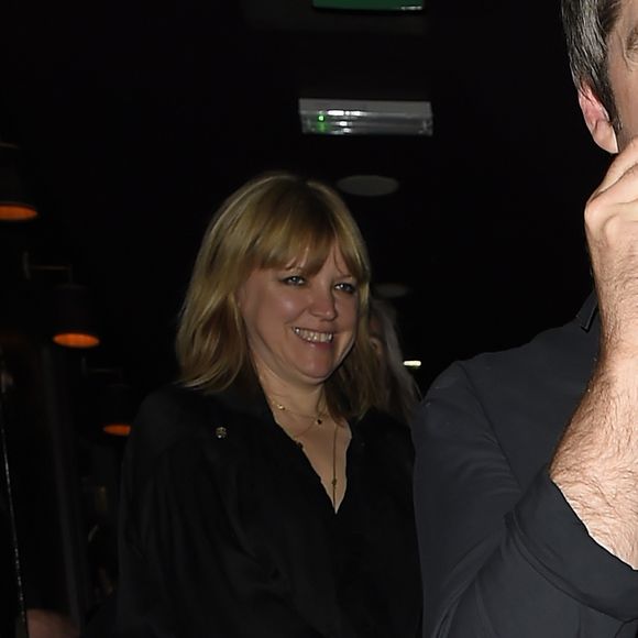 Noel Gallagher quitte le Ronnie Scott's Jazz Club à l'issue de la soirée "Extravaganza" pour les 10 ans de "The Hoping Foundation". Londres, le 16 juin 2016.