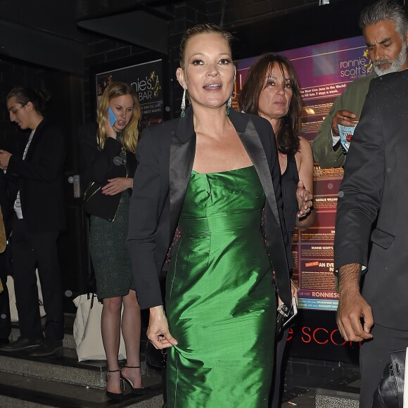 Kate Moss quitte le Ronnie Scott's Jazz Club à l'issue de la soirée "Extravaganza" pour les 10 ans de "The Hoping Foundation". Londres, le 16 juin 2016.