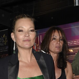 Kate Moss quitte le Ronnie Scott's Jazz Club à l'issue de la soirée "Extravaganza" pour les 10 ans de "The Hoping Foundation". Londres, le 16 juin 2016.