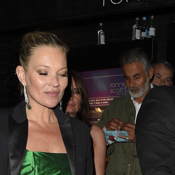 Kate Moss quitte le Ronnie Scott's Jazz Club à l'issue de la soirée "Extravaganza" pour les 10 ans de "The Hoping Foundation". Londres, le 16 juin 2016.